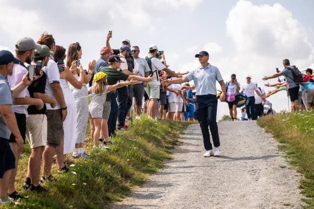 240802 Ludvig Aberg of Sweden greets spectators while competing in men s individual golf round 2 during day 7 of the Paris 2024 Olympic Games on August 2, 2024 in Paris Photo Ludvig Thunman BILDBYRAN code LT LT0655 golf olympic games olympics os ol olympiska spel olympiske leker paris 2024 paris os paris ol 7 bbeng sweden sverige  Copyright: LUDVIGxTHUNMAN BB240802LT083