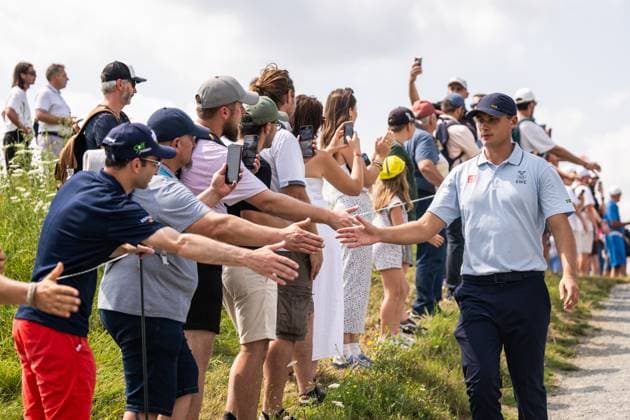 240802 Ludvig Aberg of Sweden greets spectators while competing in men s individual golf round 2 during day 7 of the Paris 2024 Olympic Games on August 2, 2024 in Paris Photo Ludvig Thunman BILDBYRAN code LT LT0655 golf olympic games olympics os ol olympiska spel olympiske leker paris 2024 paris os paris ol 7 bbeng sweden sverige  Copyright: LUDVIGxTHUNMAN BB240802LT084
