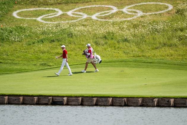 240802 An athlete walks past the Olympic rings when competing in men s individual golf round 2 during day 7 of the Paris 2024 Olympic Games on August 2, 2024 in Paris Photo Ludvig Thunman BILDBYRAN code LT LT0655 golf olympic games olympics os ol olympiska spelen olympiske leker paris 2024 paris os paris ol 7 bbeng  Copyright: LUDVIGxTHUNMAN BB240802LT117