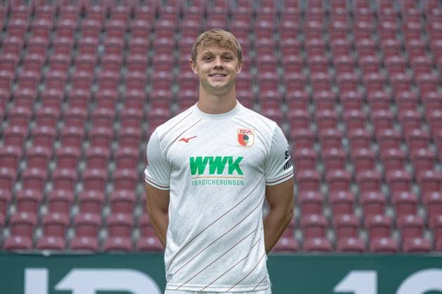 Robert Gumny FC Augsburg 1 BL, portrait date 2024 2025