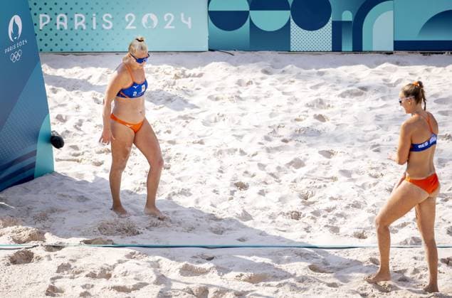 PARIS - The Dutch Beach volleyball, Beachvolleyball players Raisa Schoon and Katja Stam (R) during the Brazil - Netherlands match at the Olympic Games, Olympische Spiele, Olympia, OS ANP KOEN VAN WEEL xVIxANPxSportx xxANPxIVx 504937078 originalFilename: 504937078.jpg