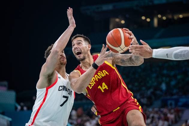 Olympic Games Paris 2024 Basketball Lille 02 08 2024 Preliminary round Men Men Canada CAN Spain ESP Willy Hernangomez Spain, No 14 Dwight Powell Canada, No 07