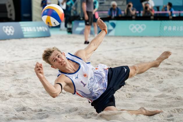 240802 Steven van de Velde of Netherlands in men s preliminary round beach volleyball match between Norway and Netherlands during day 7 of the Paris 2024 Olympic Games on August 2, 2024 in Paris Photo Jon Olav Nesvold BILDBYRAN COP 217 JE0093 beachvolleyboll beach volleyball sandvolleyball paris 2024 olympics day 7 norway netherlands bbeng  Copyright: JONxOLAVxNESVOLD BB240802JE168