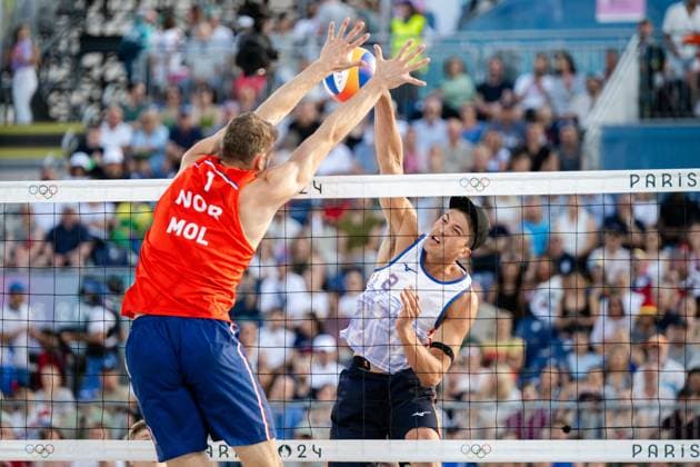 240802 Anders Mol of Norway and Matthew Immers of Netherlands in men s preliminary round beach volleyball match between Norway and Netherlands during day 7 of the Paris 2024 Olympic Games on August 2, 2024 in Paris Photo Jon Olav Nesvold BILDBYRAN COP 217 JE0093 beachvolleyboll beach volleyball sandvolleyball paris 2024 olympics day 7 norway netherlands bbeng  Copyright: JONxOLAVxNESVOLD BB240802JE171
