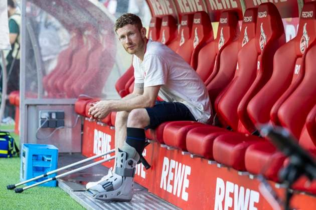 2 Soccer Bundesliga 1 FC Köln Hamburger SV, 02 08 2024 Florian Kainz 1 FC Köln, 11 on the bench with crutches 2 Soccer Bundesliga, 1 FC Köln Hamburger SV, 1 Matchday, on 02 08 2024, RheinEnergie Stadion, Cologne DFL regulations prohibit any use of photographs as image sequences and or quasi video Copyright: xBEAUTIFULxSPORTS Meuselx