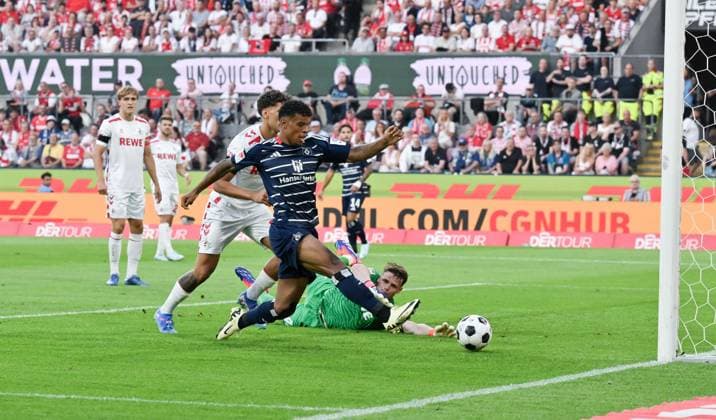 After a mistake by goalkeeper Jonas Urbig 1 FC Koeln , re , Ransford Königsdörffer Hamburger SV scores the goal to 0 1 02 08 2024, Soccer 2 Bundesliga, 1 Matchday, Season 2024 2025 1 FC Köln Hamburger SV Koeln Rhein Energie Stadion Nordrhein Westfalen Germany Team2
