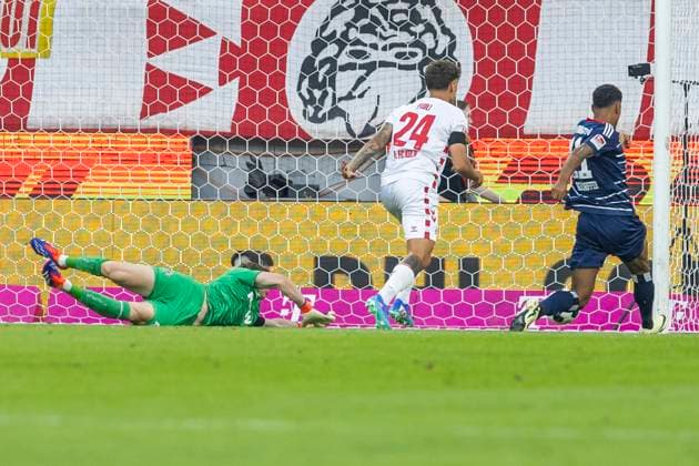 2 Soccer Bundesliga 1 FC Köln Hamburger SV, 02 08 2024 Ransford Königsdörffer Hamburger SV, 11 scores the goal to lead 0 1 against Jonas Urbig 1 FC Köln, 40 2 Soccer Bundesliga, 1 FC Köln Hamburger SV, 1 Spieltag, am 02 08 2024, RheinEnergie Stadion, Köln DFL regulations prohibit any use of photographs as image sequences and or quasi video Copyright: xBEAUTIFULxSPORTS Meuselx