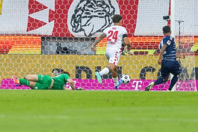 2 Soccer Bundesliga 1 FC Köln Hamburger SV, 02 08 2024 Ransford Königsdörffer Hamburger SV, 11 scores the goal to lead 0 1 against Jonas Urbig 1 FC Köln, 40 2 Soccer Bundesliga, 1 FC Köln Hamburger SV, 1 Spieltag, am 02 08 2024, RheinEnergie Stadion, Köln DFL regulations prohibit any use of photographs as image sequences and or quasi video Copyright: xBEAUTIFULxSPORTS Meuselx