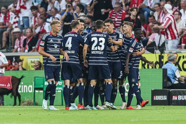 Sport, Soccer, 2 Bundesliga Season 2024 2025 1 Matchday 1 FC Köln Hamburger SV 02 08 2024, RheinEnergieSTADION Goal celebration Hamburger SV after the goal to 0 1 by Ransford Konigsdorfer Hamburger SV, 11 the players are happy Köln RheinEnergieSTADION Nordrhein Westfahlen Germany