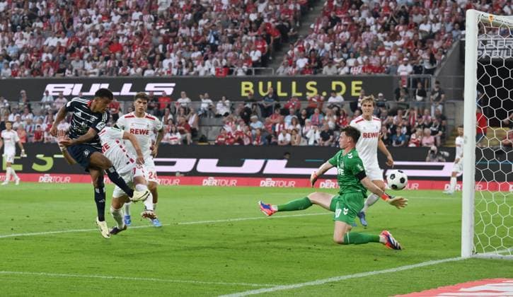 Ransford Königsdörffer Hamburger SV , left , scores against goalkeeper Jonas Urbig 1 FC Koeln the goal to 0 2 02 08 2024, Soccer 2 Bundesliga, 1 Matchday, Season 2024 2025 1 FC Köln Hamburger SV Koeln Rhein Energie Stadion Nordrhein Westfalen Germany Team2