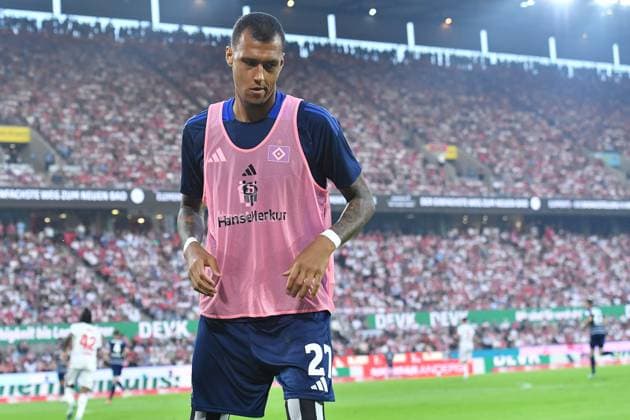 Soccer 2 Bundesliga 1 Matchday 1 FC Köln Hamburger SV on 02 08 2024 at RheinEnergieStadion in Cologne Davie Selke Hamburg warming up DFL regulations prohibit any use of photographs as image sequences and or quasi video xRx