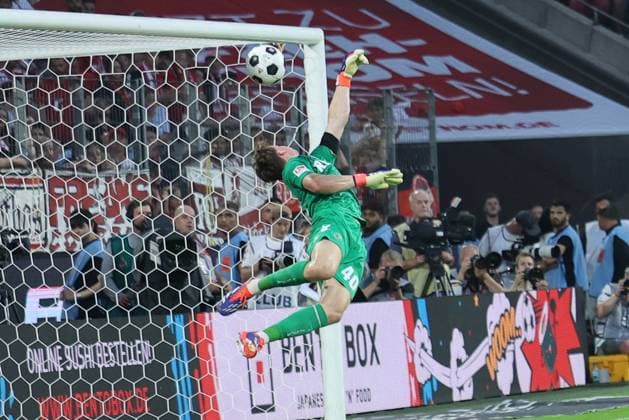 GER, 2 FBL 1 FC Koeln vs Hamburger SV 02 08 2024, Rheinenergie Stadion, Koeln, GER, 2 FBL 1 FC Koeln vs Hamburger SV, in the picture the first ball is held by Jonas Urbig goalkeeper FC Koeln 40 , still nordphotoxGmbHx xMeuter nph00351