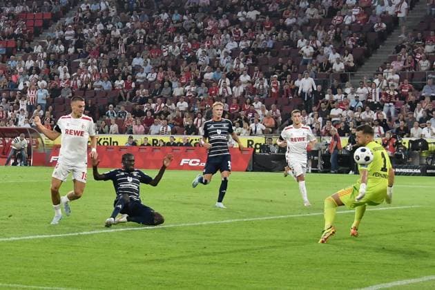 Goalkeeper Daniel Heuer Fernandes Hamburg 1 thwarts goal chance of Tim Lemperle Koeln 19 02 08 2024 Soccer 1 FC Koeln vs Hamburger SV, Rheinenergiestadion, Koeln, DFB DFL REGULATIONS PROHIBIT ANY USE OF PHOTOGRAPHS AS IMAGE SEQUENCES AND OR QUASI VIDEO NRW Germany Copyright: xpepphotox xHorstxMauelshagenx pep00321, pep_20240802_hm