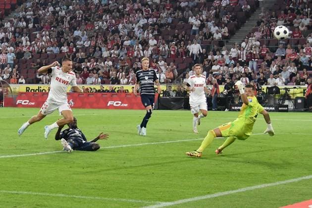 Goalkeeper Daniel Heuer Fernandes Hamburg 1 thwarts goal chance of Tim Lemperle Koeln 19 02 08 2024 Soccer 1 FC Koeln vs Hamburger SV, Rheinenergiestadion, Koeln, DFB DFL REGULATIONS PROHIBIT ANY USE OF PHOTOGRAPHS AS IMAGE SEQUENCES AND OR QUASI VIDEO NRW Germany Copyright: xpepphotox xHorstxMauelshagenx pep00321, pep_20240802_hm