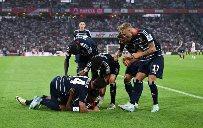Cheers HSV 0 2, Hamburg players celebrate Ransford Königsdörffer Hamburger SV , on the ground 02 08 2024, Soccer 2 Bundesliga, 1 Matchday, Season 2024 2025 1 FC Köln Hamburger SV Koeln Rhein Energie Stadion Nordrhein Westfalen Germany Team2
