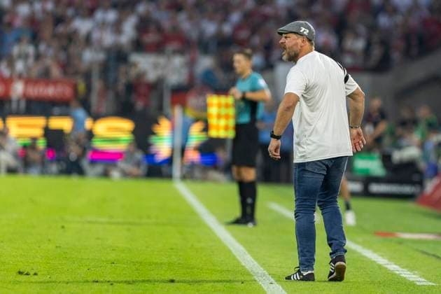 2 Fussball Bundesliga 1 FC Köln Hamburger SV, 02 08 2024 Steffen Baumgart Hamburger SV, head coach grumbles after his yellow card 2 Fussball Bundesliga, 1 FC Köln Hamburger SV, 1 Spieltag, am 02 08 2024, RheinEnergie Stadion, Köln DFL regulations prohibit any use of photographs as image sequences and or quasi video Copyright: xBEAUTIFULxSPORTS Meuselx