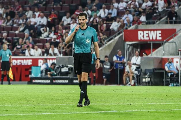 Sport, Football, 2 Bundesliga Season 2024 2025 1 Matchday 1 FC Köln Hamburger SV 02 08 2024, RheinEnergieSTADION Max Burda Referee Cologne RheinEnergieSTADION North Rhine-Westphalia Germany