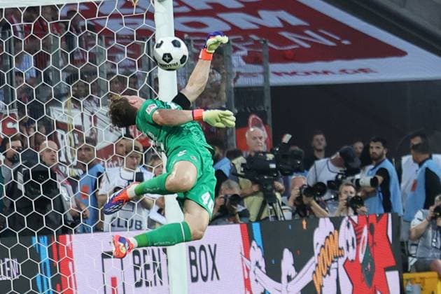 GER, 2 FBL 1 FC Koeln vs Hamburger SV 02 08 2024, Rheinenergie Stadion, Koeln, GER, 2 FBL 1 FC Koeln vs Hamburger SV, in the picture Jonas Urbig goalkeeper FC Koeln 40 , is lucky the ball hits the crossbar nordphotoxGmbHx xMeuter nph00351