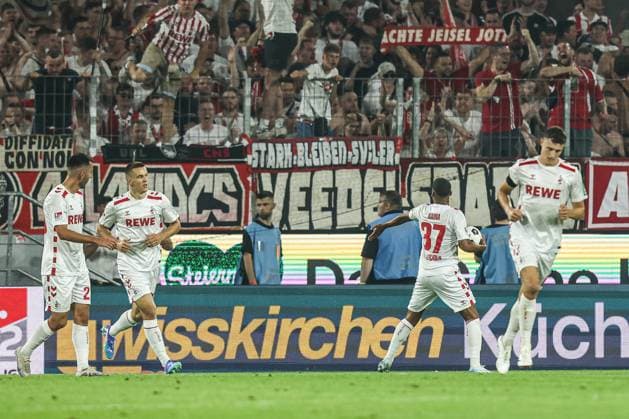 Sport, Soccer, 2 Bundesliga Season 2024 2025 1 Matchday 1 FC Köln Hamburger SV 02 08 2024, RheinEnergieSTADION Goal celebration 1 FC Köln after Linton Maina scored to make it 1-2 1 FC Köln, 37 the players are happy Köln RheinEnergieSTADION Nordrhein Westfahlen Germany