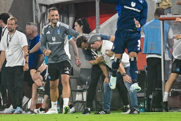 Coach Steffen Baumgart Hamburg pauses after the end of the match without final cheer 02 08 2024 Soccer 1 FC Koeln vs Hamburger SV, Rheinenergiestadion, Koeln, DFB DFL REGULATIONS PROHIBIT ANY USE OF PHOTOGRAPHS AS IMAGE SEQUENCES AND OR QUASI VIDEO NRW Germany Copyright: xpepphotox xHorstxMauelshagenx pep00321, pep_20240802_hm