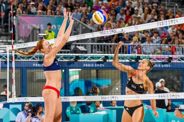 FRA, Summer Olympics Paris 2024, Beach Volleyball Womens Preliminary Round Group C USA vs GER, Hughes Cheng USA vs Muller Tillmann GER 02 08 2024, Champ de Mars, Paris, FRA, Summer Olympics Paris 2024, Beach Volleyball Womens Preliminary Round Group C USA vs GER, Hughes Cheng USA vs Muller Tillmann GER in the picture CHENG USA vs TILLMANN Cinja GER nordphotoxGmbHx xStraubmeier nph00004