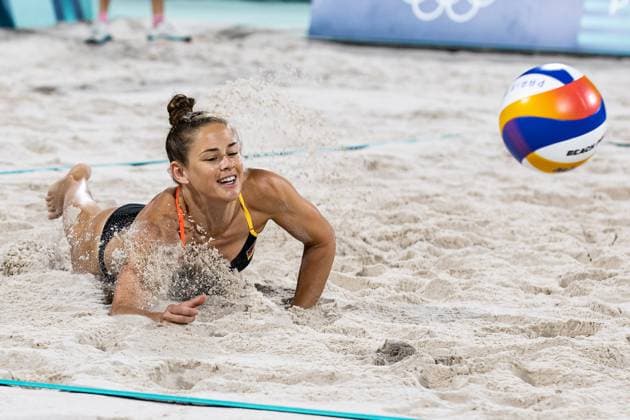 FRA, Olympic Games Paris 2024, Beach Volleyball Womens Preliminary Round Group C, 02 08 2024 USA Cheng Kelly, Hughes sara vs GER Mueller Svenja, Tillmann Cinja Tillmann Cinja dives for the ball FRA, Olympic Games Paris 2024, Beach Volleyball Womens Preliminary Round Group C, 02 08 2024 Paris Copyright: xEibner-Pressefoto RogerxBuerkex EP_RBE