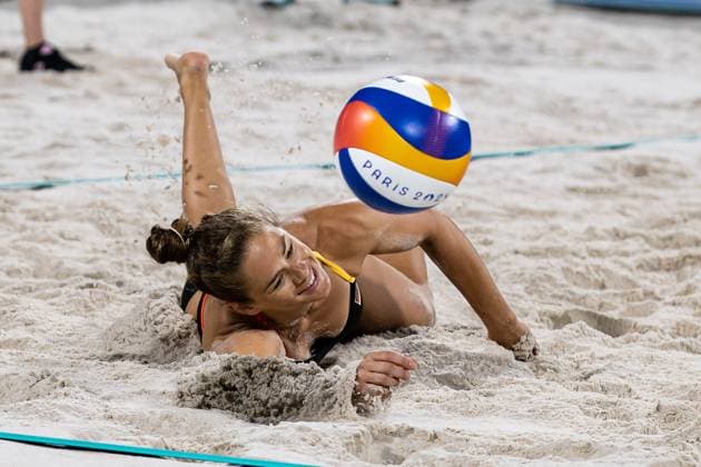 FRA, Olympic Games Paris 2024, Beach Volleyball Womens Preliminary Round Group C, 02 08 2024 USA Cheng Kelly, Hughes sara vs GER Mueller Svenja, Tillmann Cinja Tillmann Cinja dives for the ball FRA, Olympic Games Paris 2024, Beach Volleyball Womens Preliminary Round Group C, 02 08 2024 Paris Copyright: xEibner-Pressefoto RogerxBuerkex EP_RBE