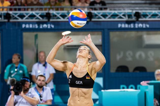 FRA, Olympic Games Paris 2024, Beach Volleyball Womens Preliminary Round Group C, 02 08 2024 USA Cheng Kelly, Hughes sara vs GER Mueller Svenja, Tillmann Cinja Tillmann Cinja with ball contact FRA, Olympic Games Paris 2024, Beach Volleyball Womens Preliminary Round Group C, 02 08 2024 Paris Copyright: xEibner-Pressefoto RogerxBuerkex EP_RBE