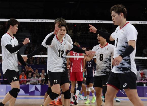 Japan celebrates a point in their match against USA in the Preliminary round of the Men s Volleyball at Porte De Versailles on the seventh day of the Paris Olympics on Friday, August 02, 2024.USA won the match 3 sets to one.  OLY202408021002 HUGOxPHILPOTT