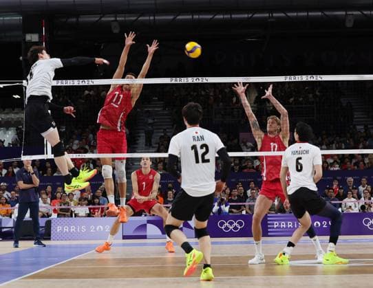 Sport Bilder des Tages USA in action against Japan in the Preliminary round of the Men s Volleyball at Porte De Versailles on the seventh day of the Paris Olympics on Friday, August 02, 2024.USA won the match 3 sets to one.  OLY202408021006 HUGOxPHILPOTT