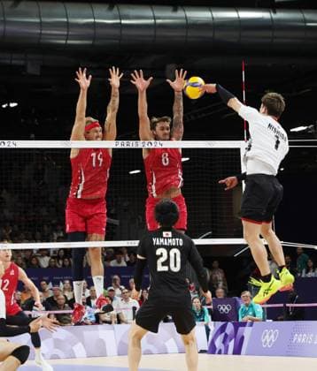 USA in action against Japan in the Preliminary round of the Men s Volleyball at Porte De Versailles on the seventh day of the Paris Olympics on Friday, August 02, 2024.USA won the match 3 sets to one.  OLY202408021018 HUGOxPHILPOTT