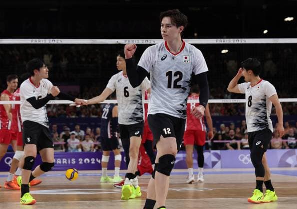 Japan celebrates a point in their match against USA in the Preliminary round of the Men s Volleyball at Porte De Versailles on the seventh day of the Paris Olympics on Friday, August 02, 2024.USA won the match 3 sets to one.  OLY202408021066 HUGOxPHILPOTT