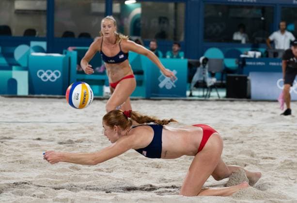 The USA team of Sara Hughes and Kelly Cheng (F) returns a shot against the German team of Svenja Muller and Cinja Tillman at the Beach volleyball, Beachvolleyball Arena at the Summer Olympic Games, Olympische Spiele, Olympia, OS in Paris, France, on Friday, August 2, 2024. USA won 2-0.  OLY20240802017 KatexBenic