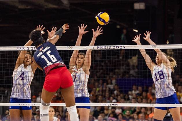 PARIS - Celeste Plak, Juliet Lohuis, Marrit Jasper (lr) during the group match between the Netherlands and the Dominican Republic of the volleyball tournament during the Olympic Games, Olympische Spiele, Olympia, OS ANP KOEN VAN WEEL xVIxANPxSportx xxANPxIVx 504983466 originalFilename: 504983466.jpg