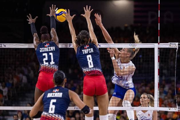 PARIS - Jineiry Martinez, Alondra Denis Tapia Crus, Nika Daalderop (l-r) during the group match between the Netherlands and the Dominican Republic of the volleyball tournament during the Olympic Games, Olympische Spiele, Olympia, OS ANP KOEN VAN WEEL xVIxANPxSportx xxANPxIVx 504983688 originalFilename: 504983688.jpg