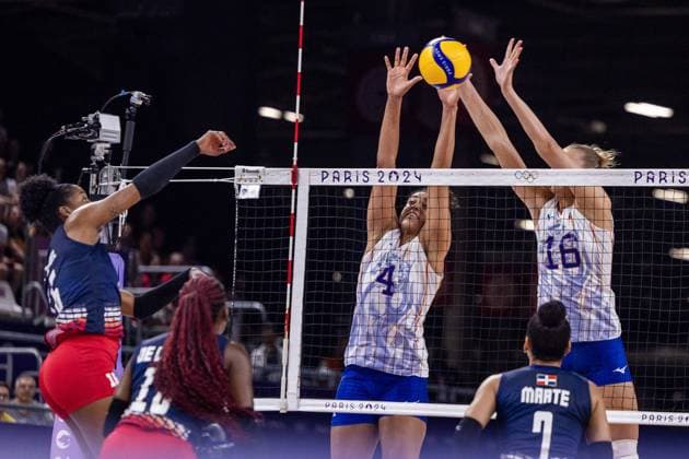 PARIS - Yonkaira Paola Pena Isabel, Celeste Plak, Indy Baijens (l-r) during the group match between the Netherlands and the Dominican Republic of the volleyball tournament during the Olympic Games, Olympische Spiele, Olympia, OS ANP KOEN VAN WEEL xVIxANPxSportx xxANPxIVx 504983809 originalFilename: 504983809.jpg