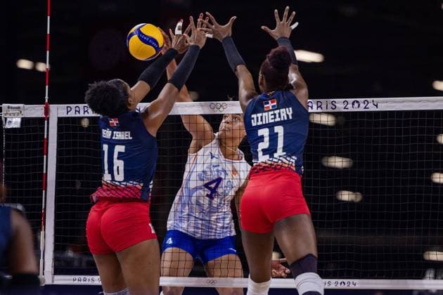 PARIS - Yonkaira Paola Pena Isabel, Celeste Plak, Jineiry Martinez (lr) during the group match between the Netherlands and the Dominican Republic of the volleyball tournament during the Olympic Games, Olympische Spiele, Olympia, OS ANP KOEN VAN WEEL xVIxANPxSportx xxANPxIVx 504983861 originalFilename: 504983861.jpg