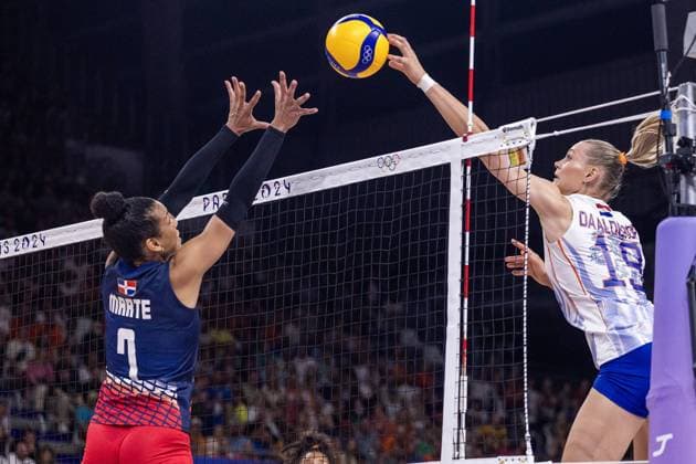 PARIS - Iverka Dharlenis Marte, Nika Daalderop (lr) during the group match between the Netherlands and the Dominican Republic of the volleyball tournament during the Olympic Games, Olympische Spiele, Olympia, OS ANP KOEN VAN WEEL xVIxANPxSportx xxANPxIVx 504983918 originalFilename: 504983918.jpg
