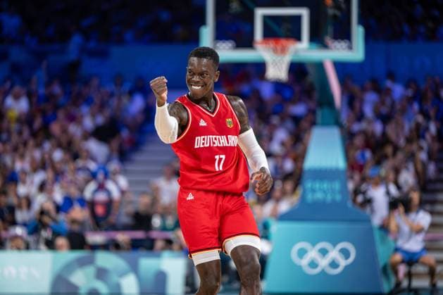 Sport Themen der Woche KW31 Sport Bilder des Tages Olympische Spiele Paris 2024 Basketball Lille 02.08.2024 Vorrunde Männer Herren Frankreich (FRA) - Deutschland (GER) Dennis Schröder Schroeder (Deutschland, No.17) Schröder Schroder Jubel *** Olympic Games Paris 2024 Basketball Lille 02 08 2024 Preliminary round Men Men France FRA Germany GER Dennis Schröder Schroeder Germany, No 17 Schröder Schroder Cheering