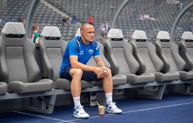 Soccer, Men, Season 2024 2025, 2 Bundesliga 1 Matchday , Hertha BSC SC Paderborn, Sven Michel SC Paderborn on the bench before the match, 03 08 2024, Copyright: xSebastianxRäppold MatthiasxKochx
