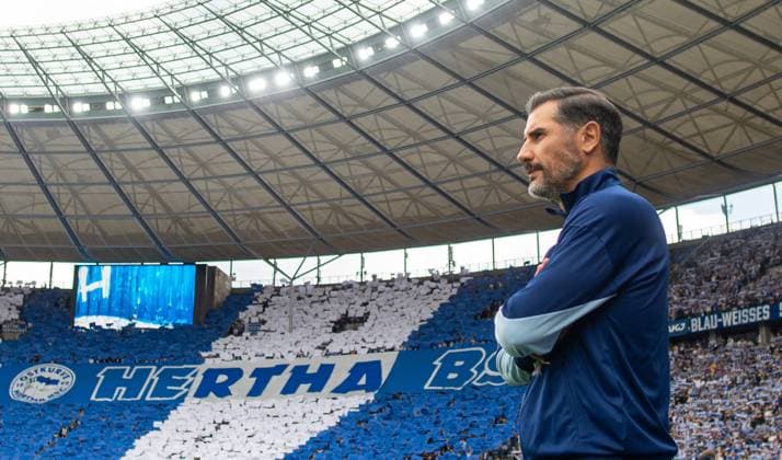Fussball, Herren, Saison 2024 2025, 2. Bundesliga (1. Spieltag), Hertha BSC - SC Paderborn, Trainer Cristian Fiel (Hertha BSC), im Hintergrund die Choreo der Hertha-Fans, 03.08. 2024, *** Soccer, Men, Season 2024 2025, 2 Bundesliga 1 Matchday , Hertha BSC SC Paderborn, Coach Cristian Fiel Hertha BSC , in the background the choreo of the Hertha fans, 03 08 2024, Copyright: xSebastianxRäppold MatthiasxKochx