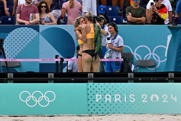 Olympic Games Beach Volleyball Paris 03 08 2024 Preliminary round, Women, GER ESP, Laura Ludwig 1, GER , Louisa Lippmann 2, GER , Hug instead of interview, Copyright: xBEAUTIFULxSPORTS TomxBlochx