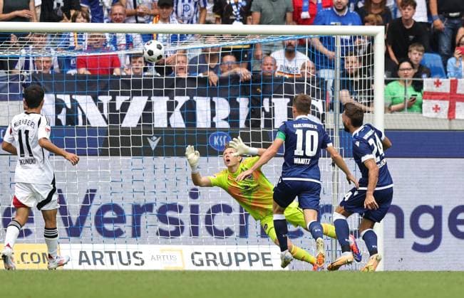 03 08 2024 Soccer Season 2024 2025 2 Soccer Bundesliga 01 Matchday Karlsruher SC KSC 1 FC Nuremberg FCN Club Sportfoto Zink DaMa xdaxmax DFL regulations prohibit any use of photographs as image sequences and or quasi video only for editorial use Fabian Schleusener 24, Karlsruher SC KSC mit Torschuss gg Jan Reichert 1, 1 FC Nuremberg FCN