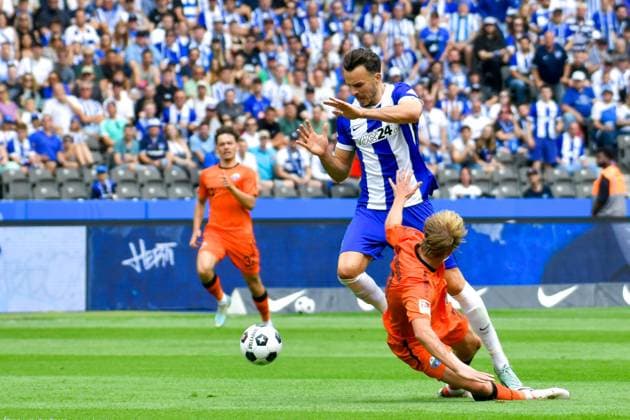 03 08 2024, xlakx, Soccer 2 Bundesliga, Hertha BSC Berlin SC Paderborn emspor, v l Haris Tabakovic Hertha BSC ,Felix Goetze SC Paderborn 07 ,duel, duel, fight, tackle DFL DFB REGULATIONS PROHIBIT ANY USE OF PHOTOGRAPHS as IMAGE SEQUENCES and or QUASI VIDEO Daniel Lakomski JAN Huebner Berlin