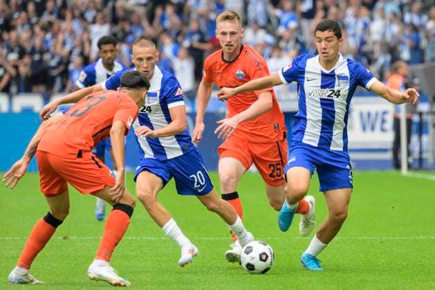 GER, Berlin, Fußball, Hertha BSC vs SC Paderborn, 2 Bundesliga, Olympiastadion, 03 08 2024, v l Raphael Obermair SC Paderborn 07 , Palko Dardai Hertha 20 , Tjark Scheller SC Paderborn 07 , Ibrahim Maza Hertha 10 , Zweikampf, Action, Kampf, kaempft um den Ball, dfl dfb regulations prohibit any use of photographs as image sequences and or quasi video Copyright: HMBxMedia UwexKoch