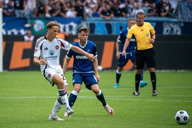 03 08 2024, xhfmx, Soccer 2 Bundesliga, Karlsruher SC 1 FC Nürnberg emspor, v l Caspar Jander 1 FC Nürnberg , Leon Jensen Karlsruher SC DFL DFB REGULATIONS PROHIBIT ANY USE OF PHOTOGRAPHS as IMAGE SEQUENCES and or QUASI VIDEO Karlsruhe