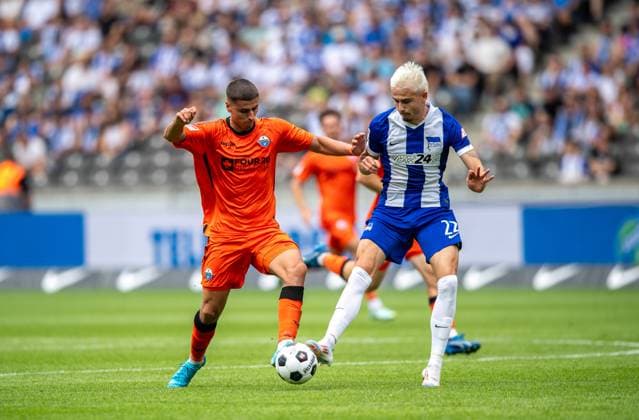 Soccer, Men, Season 2024 2025, 2 Bundesliga 1 Matchday , Hertha BSC SC Paderborn, v l Koen Kostons SC Paderborn , Marten Winkler Hertha BSC , 03 08 2024, Copyright: xSebastianxRäppold MatthiasxKochx