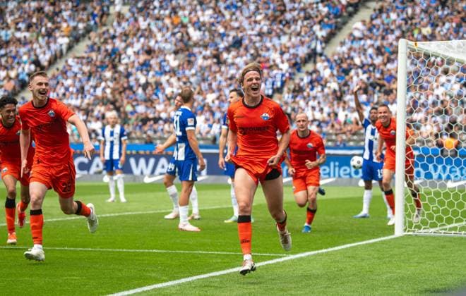 Soccer, Men, Season 2024 2025, 2 Bundesliga 1 Matchday , Hertha BSC SC Paderborn, v l Tjark Lasse Scheller SC Paderborn , Felix Götze SC Paderborn , Cheering after goal to 0 1, 03 08 2024, Copyright: xSebastianxRäppold MatthiasxKochx