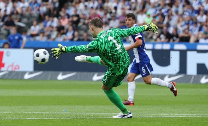 Goalkeeper Tjark Ernst, behind him Diego Demme Single image Crop action Sport Soccer Football DFL 2 Bundesliga Men 1 Matchday Season 2024 2025 03 08 2024 Hertha BSC Berlin vs SC Paderborn SCP DFL regulations prohibit any use of photographs as image sequences and or quasi video
