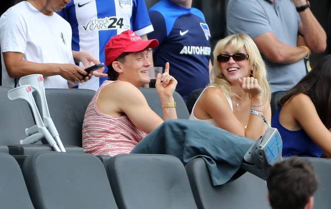 Fabian Reese with splint on bain and girlfriend Johanna Grünewald in the stands Sport Football Soccer DFL 2 Bundesliga Men 1 Matchday Season 2024 2025 03 08 2024 Hertha BSC Berlin vs SC Paderborn SCP DFL regulations prohibit any use of photographs as image sequences and or quasi video